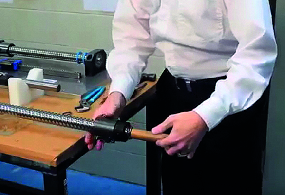 如何安裝滾珠螺母到絲杠上？